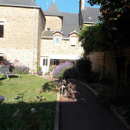 La Vie De Chateau En Toute Amitie Et Simplicite Montaudin Exterior foto