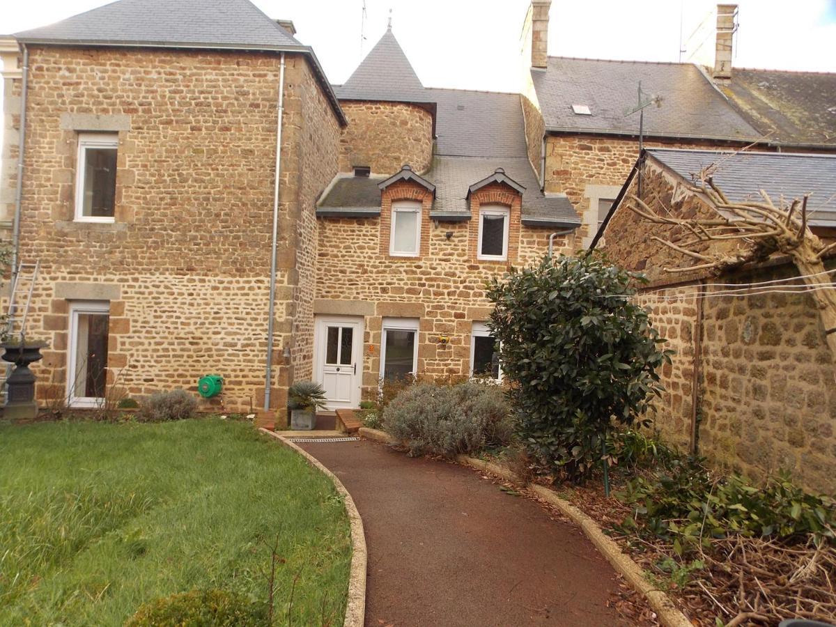La Vie De Chateau En Toute Amitie Et Simplicite Montaudin Exterior foto